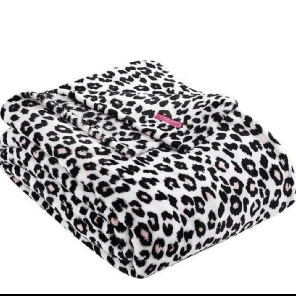 King fleece Betsy Johnson